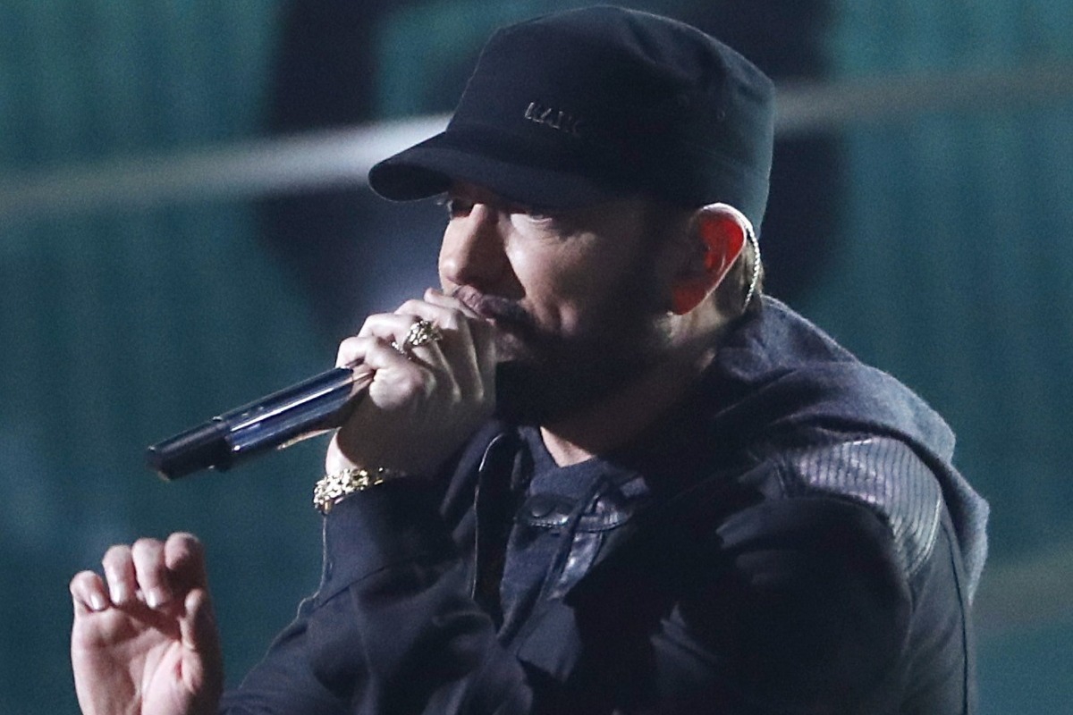 Αν ακούς Eminem στη δουλειά μπορεί να κατηγορηθείς για σeξουαλική παρενόχληση