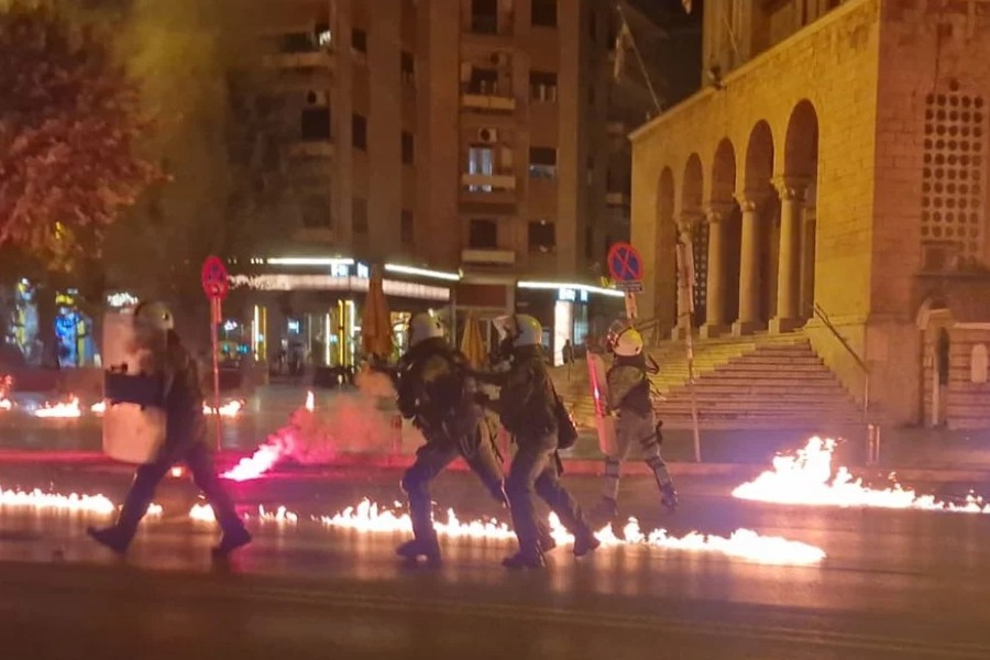Επεισόδια με πέτρες και μολότοφ σε Θεσσαλονίκη και Πάτρα μετά την πορεία για το Πολυτεχνείο - Ομάδες αγνώστων πέταξαν βόμβες μολότοφ κατά των αστυνομικών δυνάμεων