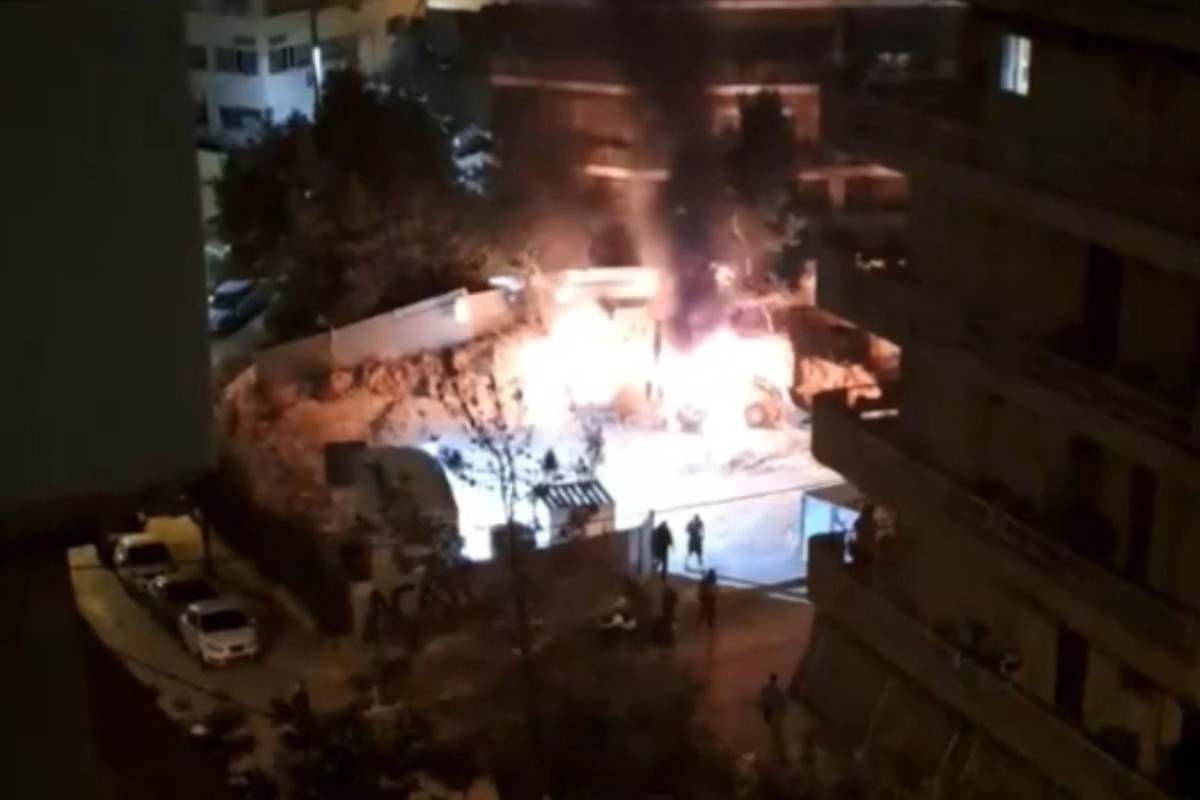 Επiθεση με μoλότoφ στα έργα του μετρό στο Γαλάτσι