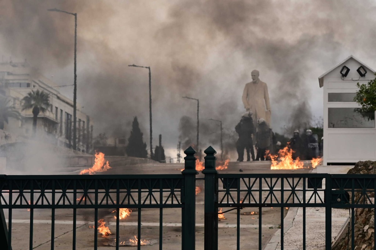 Επεισόδια με μολότoφ έξω από τη Βουλή