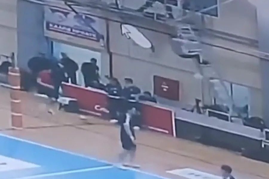 Καλύβια: Δημοσιογράφος έπεσε από σκάλα γυμναστηρίου και σώθηκε από «θαύμα» - Ο δημοσιογράφος, ο οποίος ήθελε να μεταδώσει τον αγώνα, βρέθηκε στο κενό όταν υποχώρησε η σκάλα που τον στήριζε