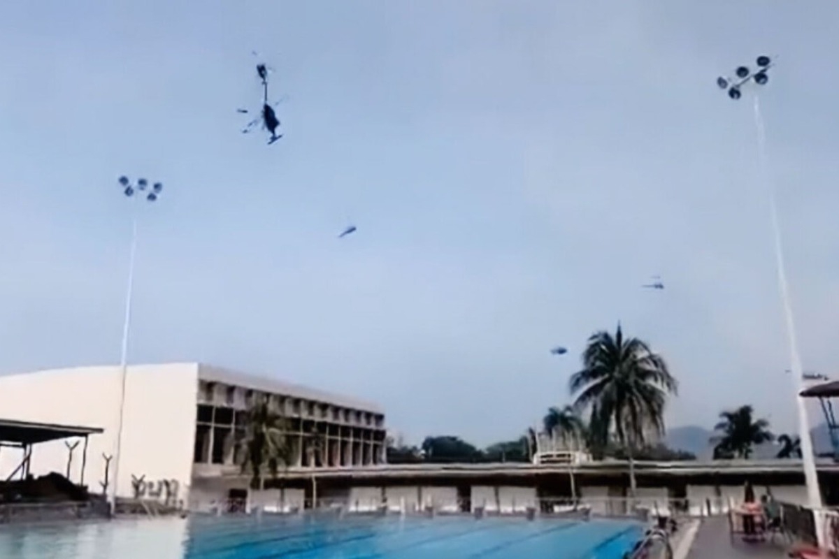 Ελικόπτερα συγκρούστηκαν στον αέρα σε στρατιωτική πρόβα - Νεκροί και οι 10 επιβαίνοντες - Το ένα από τα ελικόπτερα κατέπεσε σε γήπεδο και το δεύτερο σε πισίνα