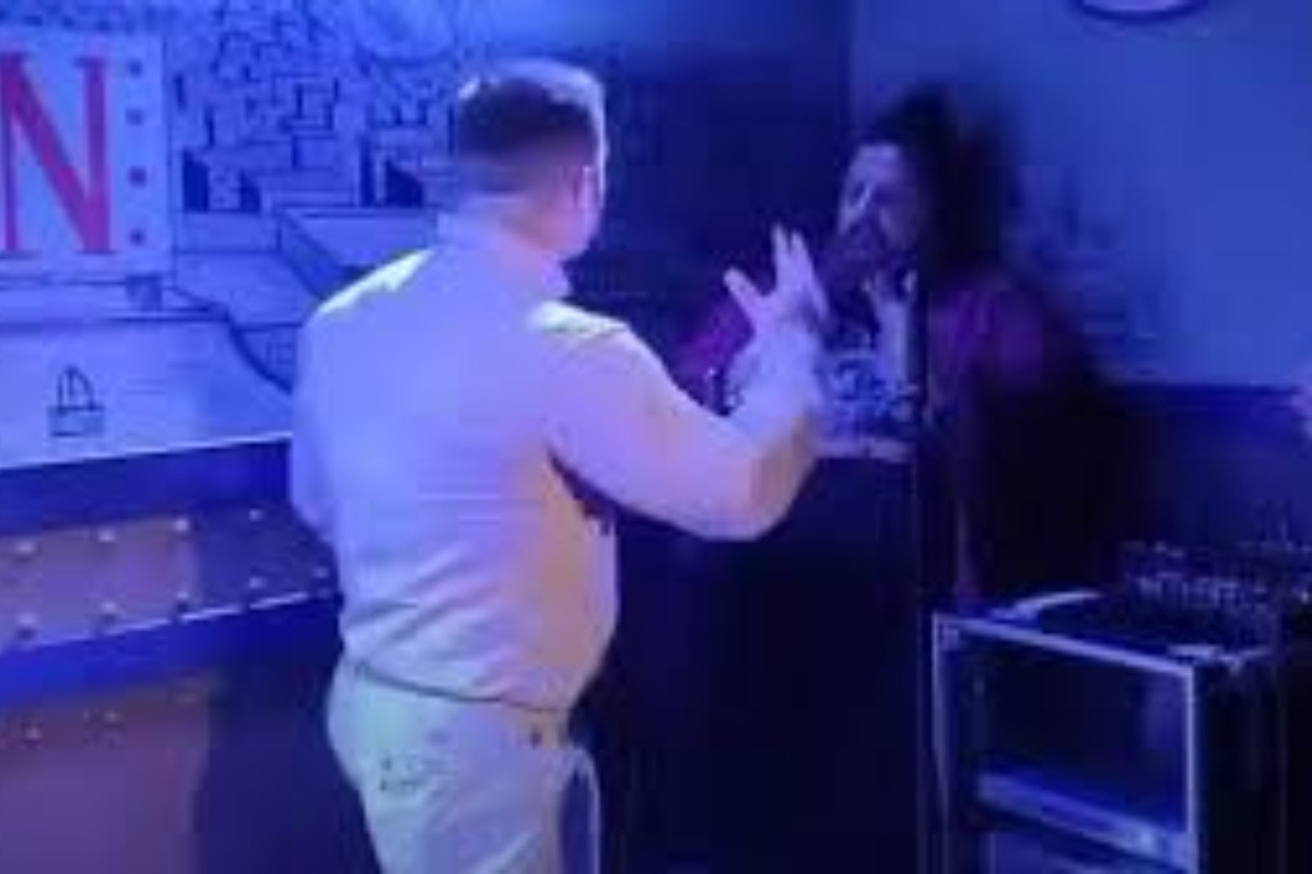 Ισπανός πατέρας επιτέθηκε σε κωμικό on stage επειδή έκανε σeξουαλικό αστείο για τον 3 μηνών γιο του