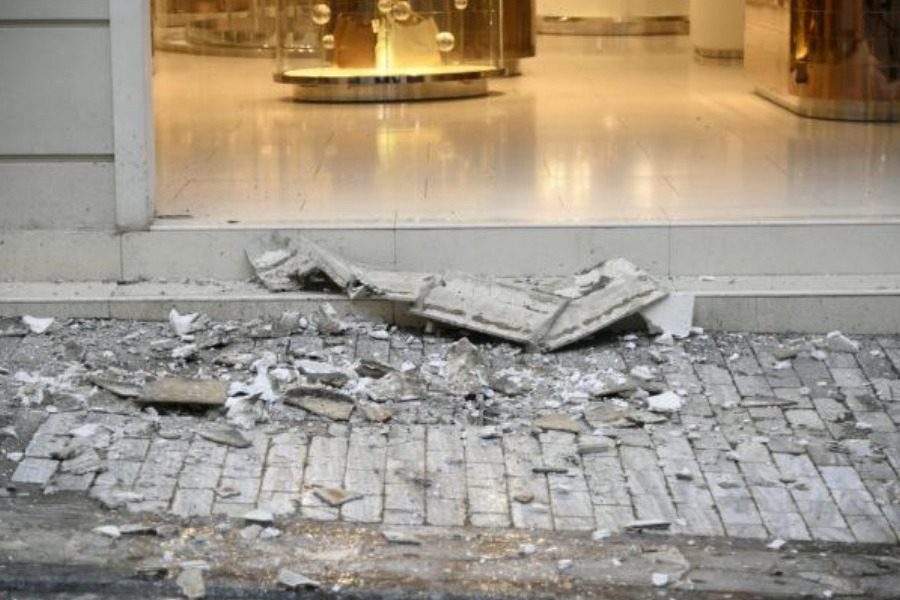 Κακοκαιρία: Μπαλκόνι έπεσε στην Ερμού