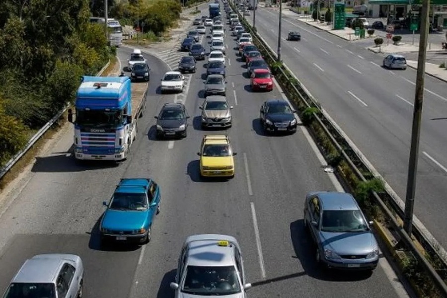 Εθνική Οδός Αθηνών ‑ Κορίνθου: Ουρές χιλιομέτρων στο ρεύμα προς Αθήνα μετά από σύγκρουση τριών ΙΧ