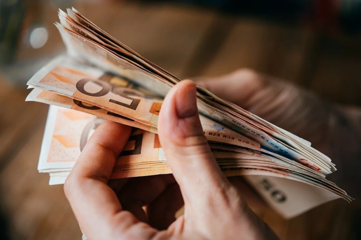 Υπουργείο Εθνικής Οικονομίας και Εργασίας: Αύξηση μισθών και νέες θέσεις εργασίας