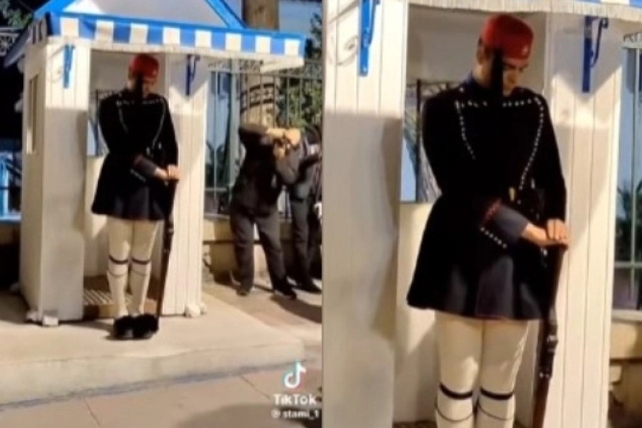 Η περιφορά του Επιταφίου είναι η μοναδική στιγμή που ο Εύζωνας σκύβει το κεφάλι: Γιατί γυρίζει την κάνη του όπλου ανάποδα