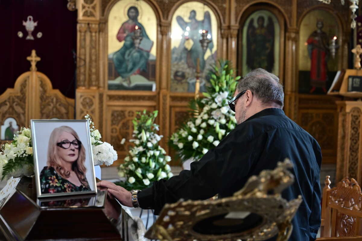 Κηδεία Αννας Παναγιωτοπούλου: Η «συντριβή» του Σταμάτη Φασουλή ‑ Τελευταίο αντίο στη σπουδαία ηθοποιό