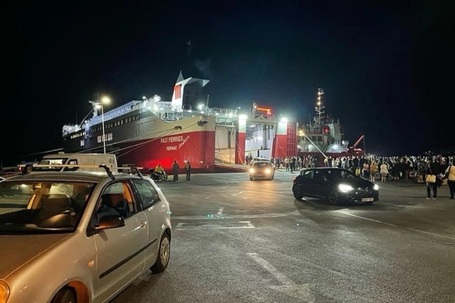 Με ασφάλεια και με τη βοήθεια ρυμουλκού έδεσε στο λιμάνι της Ραφήνας το «Fast Ferries Andros» με 734 επιβάτες