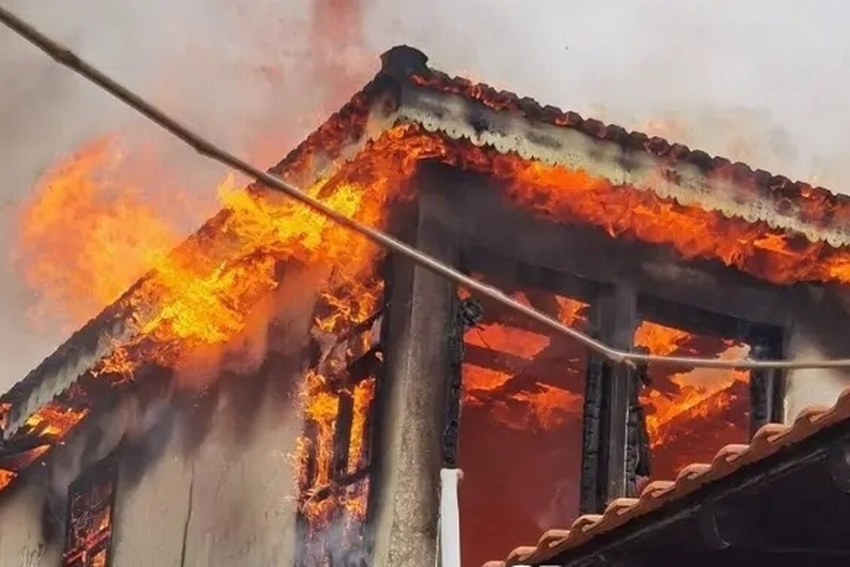 Φωτιά στο Αγιον Όρος – Στις φλόγες Κελλί της Σκήτης Αγίου Παντελεήμονος