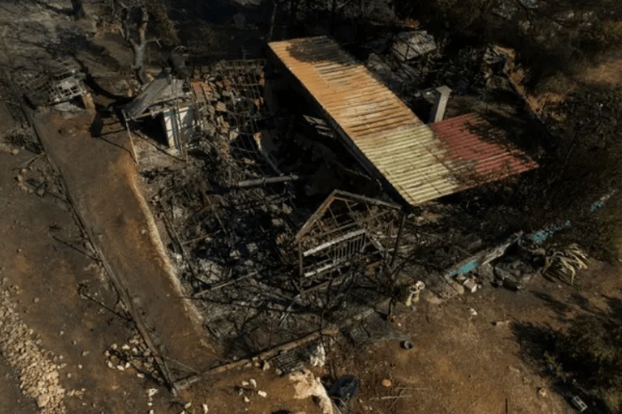 Εικόνες καταστροφής στον Κουβαρά: Drone πετά πάνω από τα καμένα