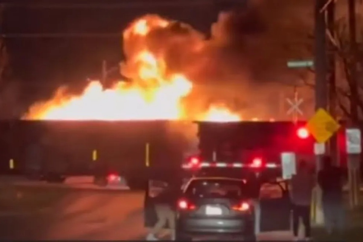 Βίντεο-σοκ: Φλεγόμενο τρένο περνάει μέσα από πόλη στον Καναδά - Δεν υπήρξε τραυματισμός
