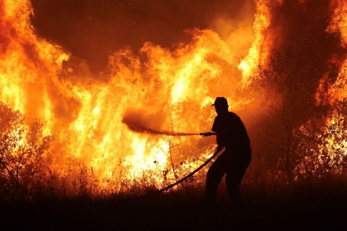 Ρεκόρ θερμοκρασιών στη Μεσόγειο: Πώς το φαινόμενο hot‑dry‑windy τροφοδότησε την ταχεία εξάπλωση των δασικών πυρκαγιών