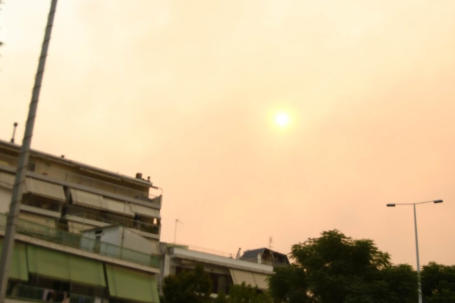Οι φωτιές στην Αλεξανδρούπολη «έσβησαν» τον ήλιο στη Λάρισα