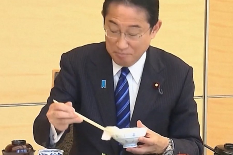 Ο πρωθυπουργός της Ιαπωνίας έφαγε ψάρι από τη Φουκουσίμα