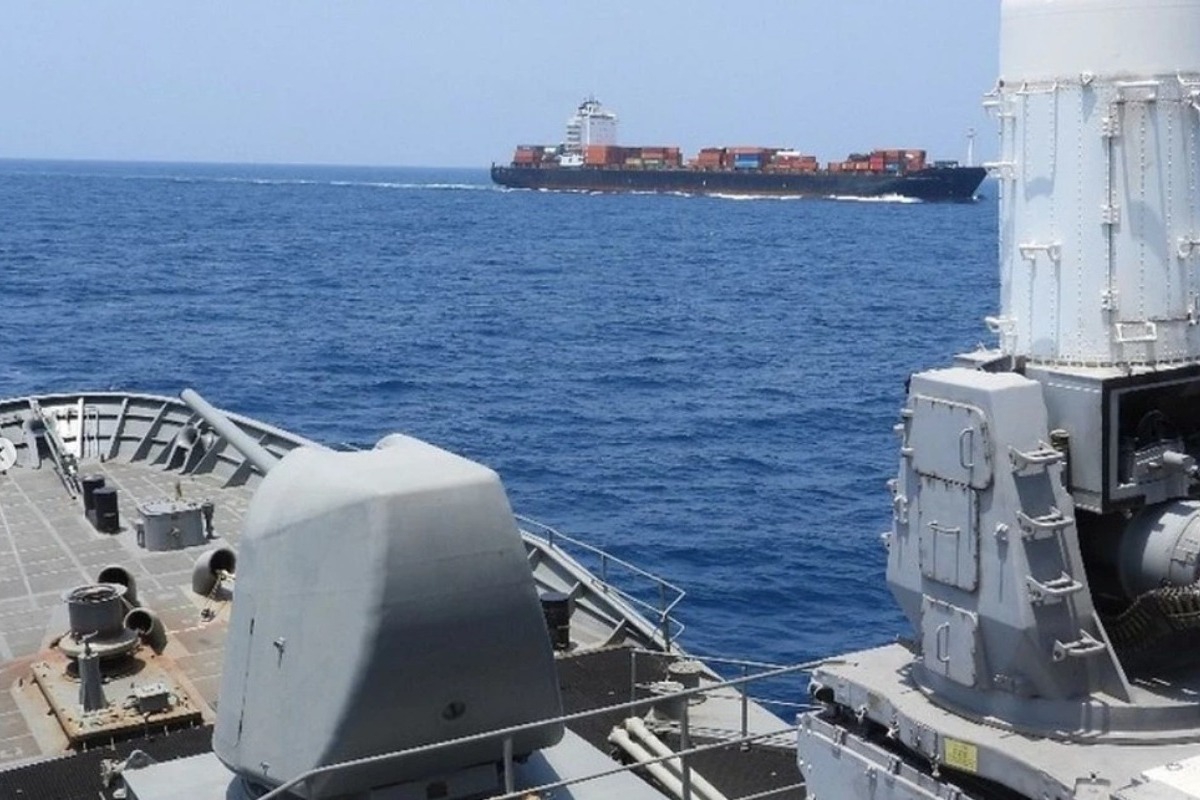 Βίντεο με την φρεγάτα «Ύδρα» να περιπολεί στα στενά Μπαμπ ελ Μαντέμπ της Ερυθράς Θάλασσας - Το ελληνικό πολεμικό πλοίο παρέχει προστασία σε εμπορικά πλοία