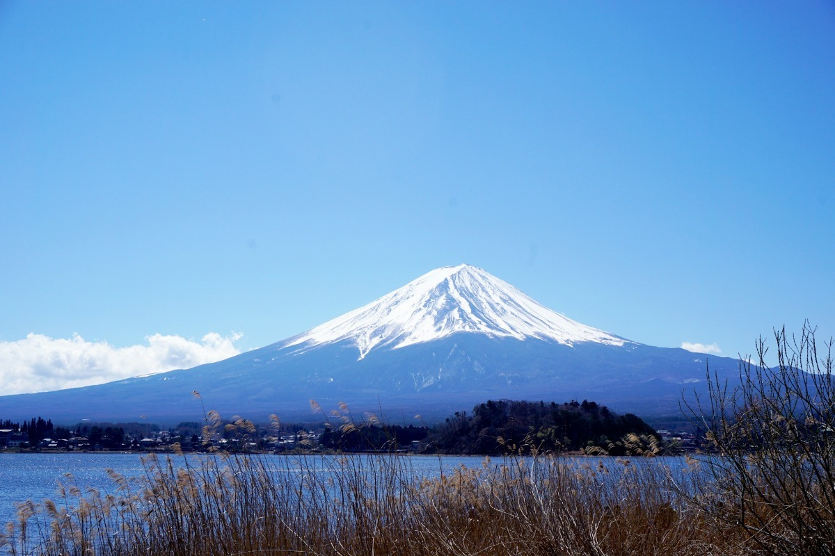 Μια πόλη στην Ιαπωνία κρύβει το όρος Φούτζι με γιγαντοοθόνη για να διώχνει τους τουρίστες