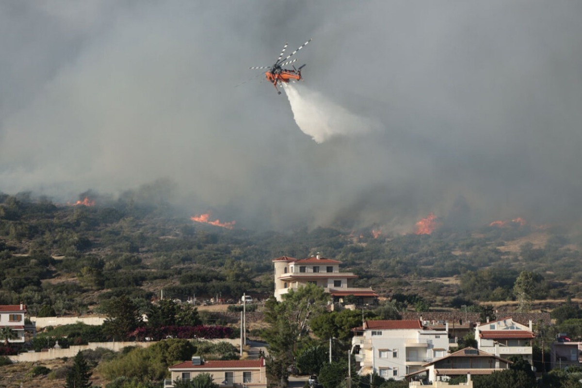 Φωτιά στα Δερβενοχώρια: Μήνυμα του 112 στους κατοίκους για τους καπνούς που πνίγουν την περιοχή
