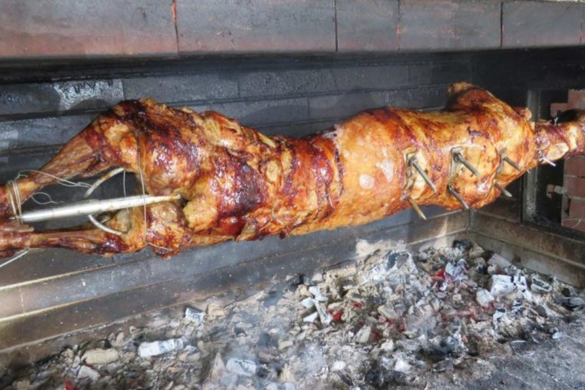 Στην εντατική πατέρας που πήρε φωτιά την ώρα που σούβλιζε αρνί