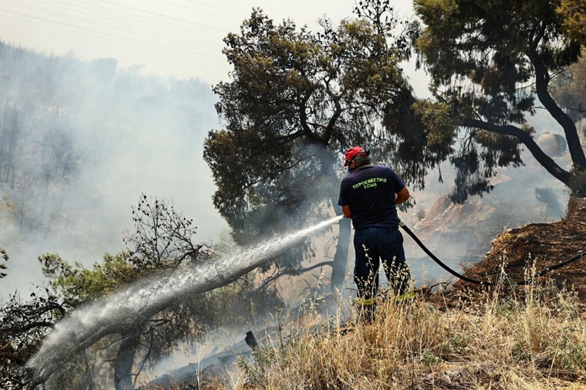 Πυρκαγιές: Αναζωπυρώσεις στα Δερβενοχώρια ‑ Σε ύφεση οι φωτιές σε Ρόδο και Λουτράκι