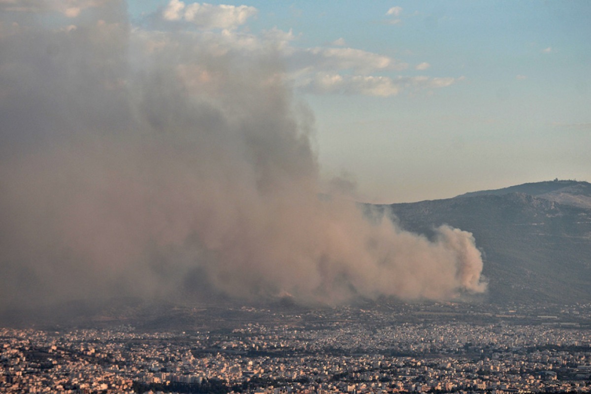 Φωτιά στην Πάρνηθα: Ο καπνός σκεπάζει τον ουρανό της Αθήνας