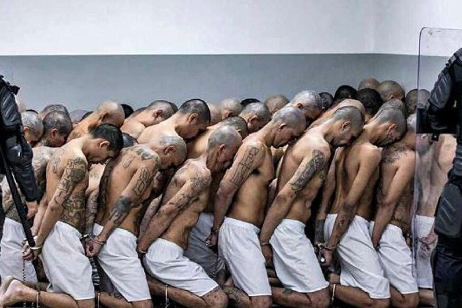 «Δεν θα γυρίσουν ποτέ στην κοινωνία»: Οι συνθήκες κράτησης στη φυλακή - φρούριο του Ελ Σαλβαδόρ - «Θέλατε να τους φορέσουμε σμόκιν;