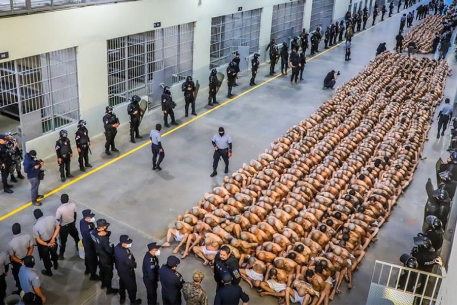 Ελ Σαλβαδόρ: Αλλοι 2.000 κρατούμενοι μετάγονται στη «μεγαλύτερη φυλακή της Αμερικής» - «Πλέον 4.000 γκάγκστερ ζουν στη φυλακή που έχει επικριθεί περισσότερο από οποιαδήποτε άλλη στον κόσμο», έγραψε σαρκαστικά ο πρόεδρος της χώρας στο Twi