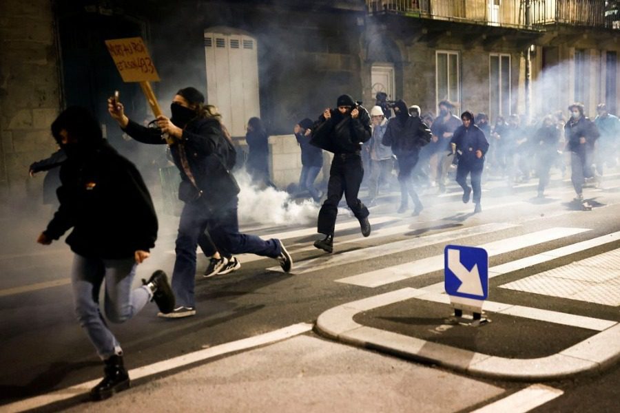 Βίντεο σοk: Αστυνομικός στη Γαλλία αφήνει αναίσθητο διαδηλωτή στον δρόμο