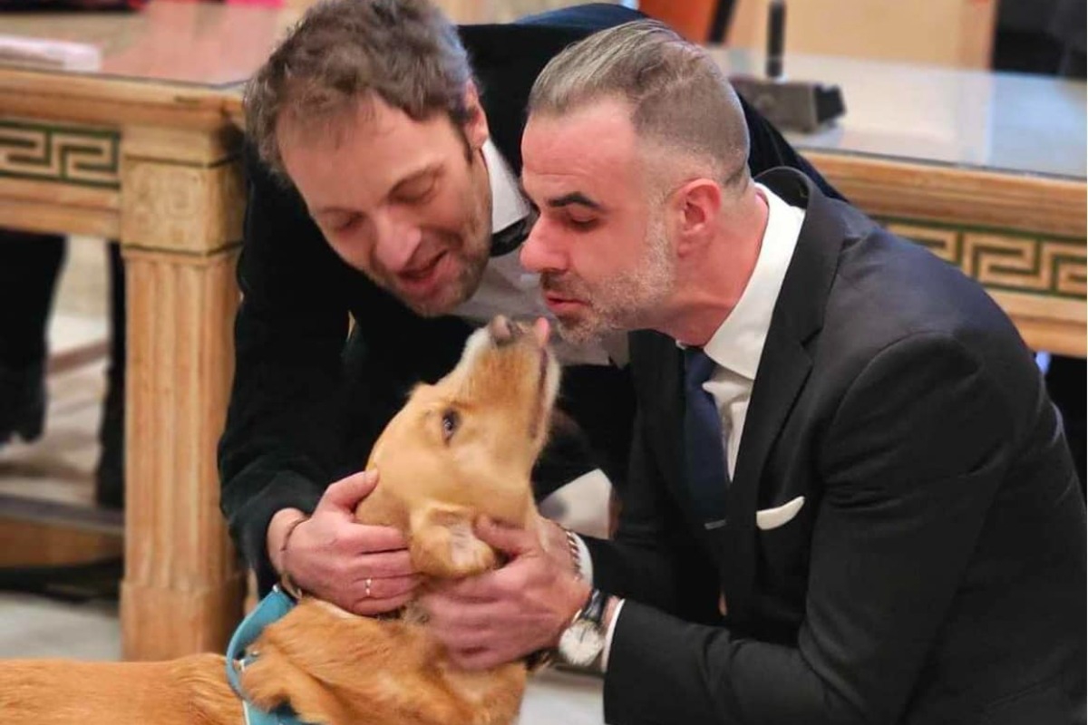 Ο Αύγουστος Κορτώ παντρεύτηκε με τον σύντροφό του – «Η βέρα κι η καρδιά μου γράφουν τ’ όνομά σου»