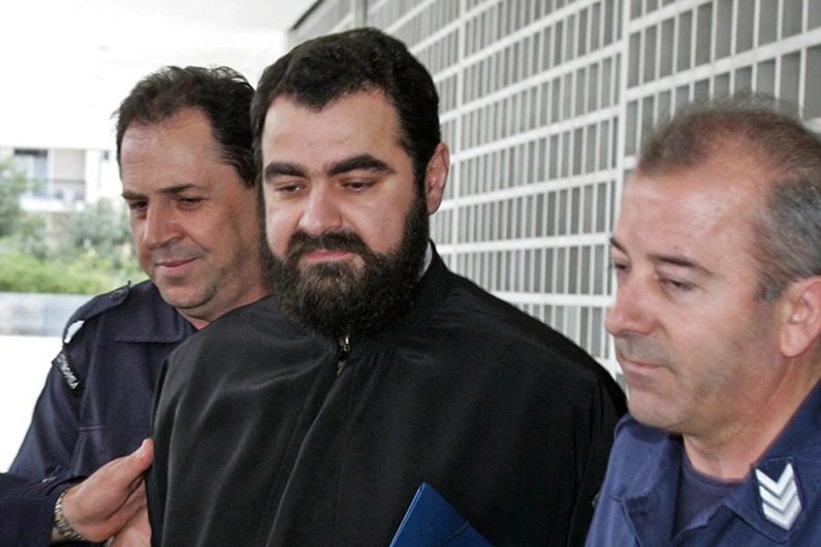 Ιάκωβος Γιοσάκης: Ο καταδικασμένος αρχιμανδρίτης λειτουργεί σε ναό της Βαρυμπόμπης