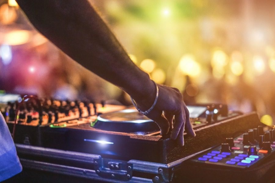 Γλυφάδα: Γνωστός DJ έσπασε στο ξύλο πρώην σύντροφό του σε κλαμπ ‑ Πήγε στην Αστυνομία μέσα στα αίματα