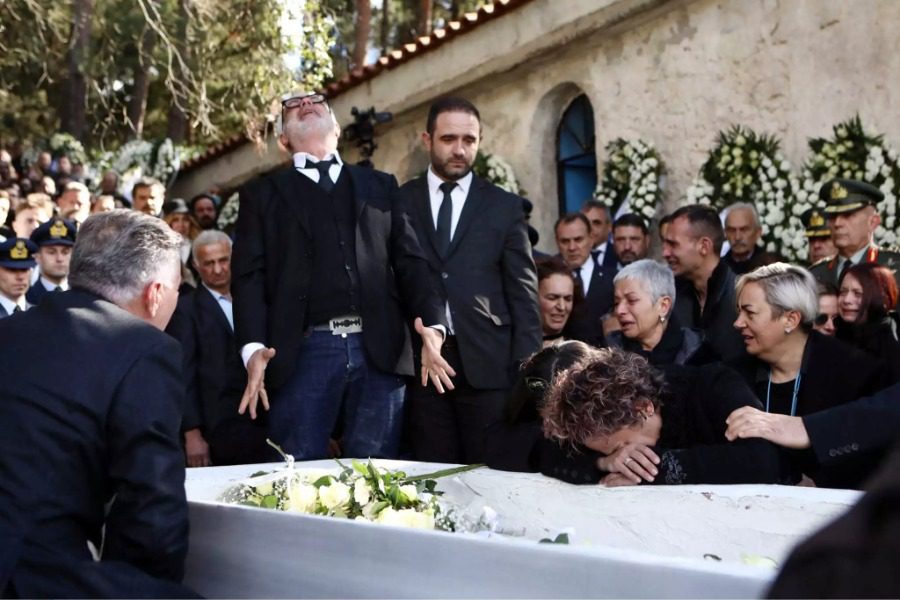 Οι σπαρακτικές εικόνες των γονιών του υποσμηναγού Τουρούτσικα στην κηδεία - Τελέστηκε η ταφή