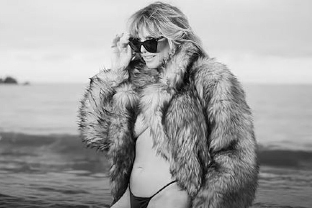 Χάιντι Κλουμ: Τόπλeς και άκρως σeξι το 50χρονο μοντέλο σε remix τραγουδιού του 1984