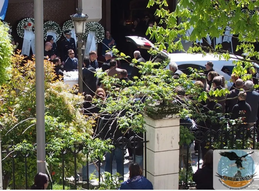Θρήνος στα Γρεβενά: Το τελευταίο αντίο στον αστυνομικό που καταπλακώθηκε από κτίριο στο Πασαλιμάνι - Κάλυψαν το φέρετρο με την ελληνική σημαία και ο κόσμος φώναζε «αθάνατος»