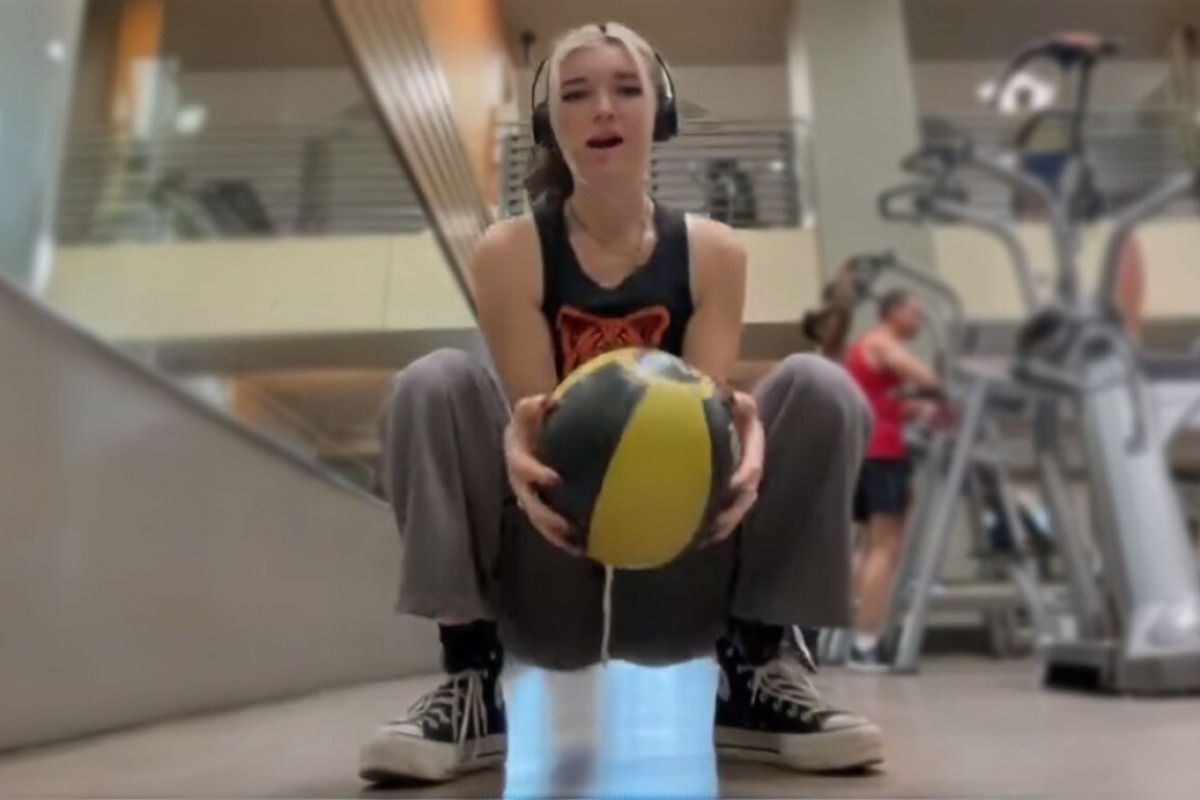 Πορνοστάρ έκανε βαθιά καθίσματα σε γυμναστήριο και ένας άνδρας κλώτσησε το κινητό της