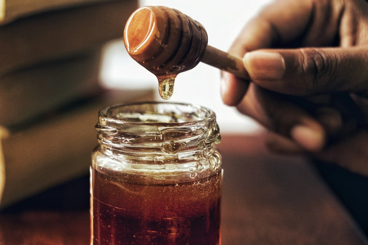 3 θεραπευτικές χρήσεις που έχει το μέλι