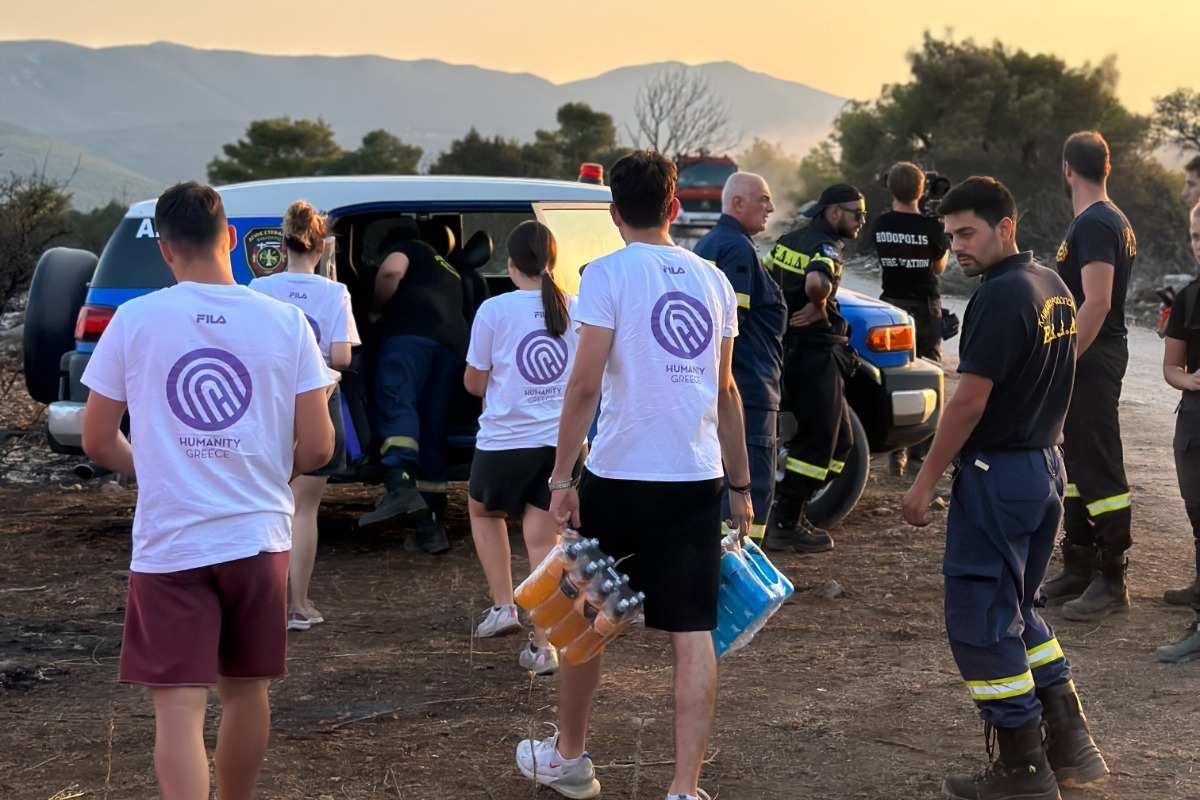 Το Humanity Greece δημιούργησε μια πελώρια αλυσίδα με εθελοντές που στηρίζουν όλα τα πύρινα μέτωπα