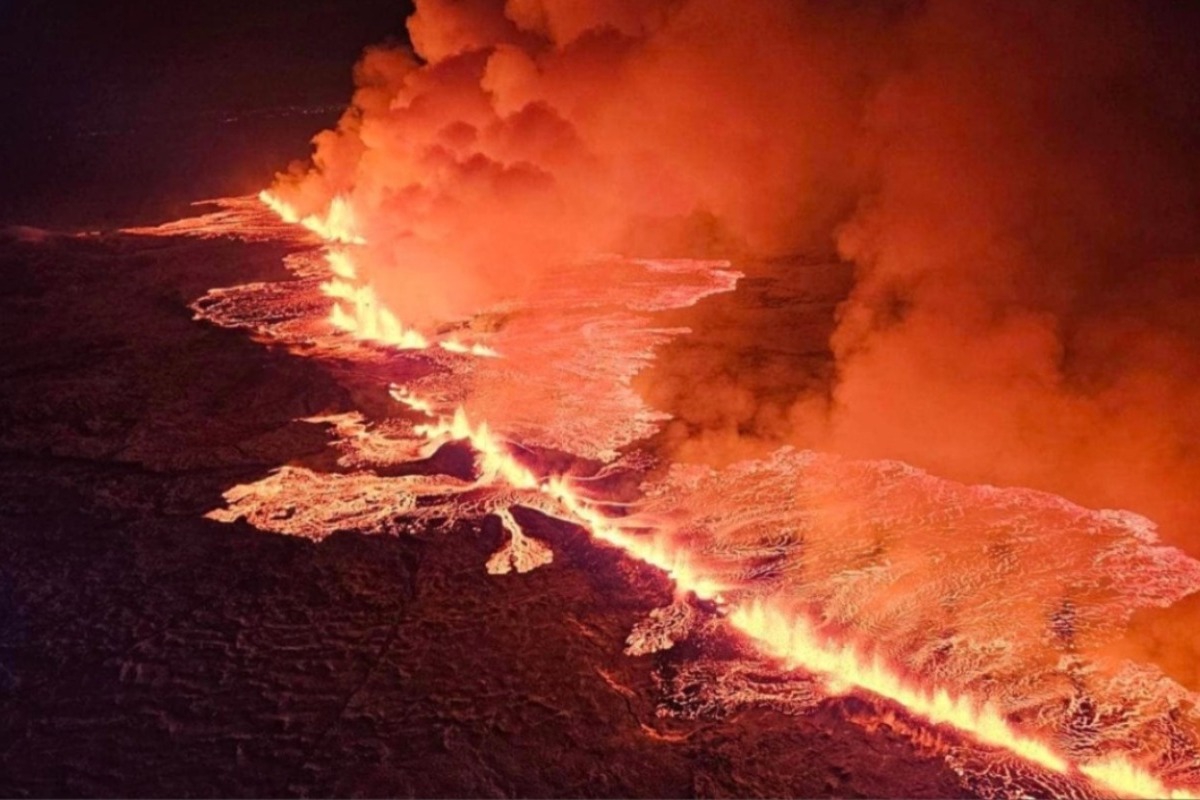 Ισλανδία: Δείτε live εικόνα από την έκρηξη ηφαιστείου ‑ Τα συντριβάνια λάβας φτάνουν έως και τα 100 μέτρα