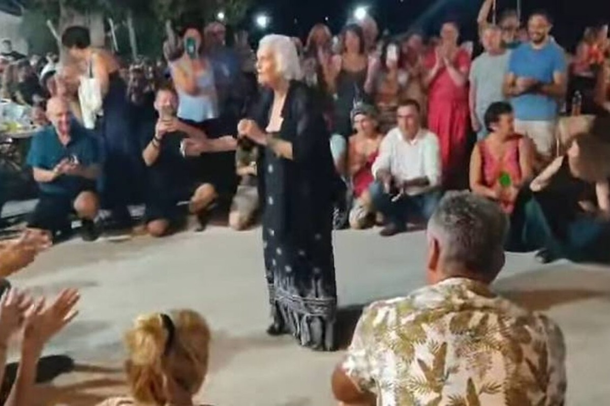 Viral βίντεο με 93χρονη που χόρεψε ζεϊμπέκικο και «έκλεψε» την παράσταση