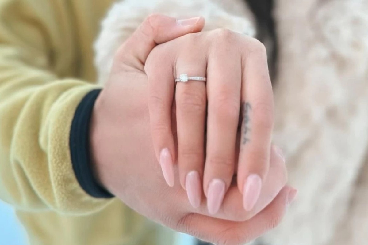 Έλληνας τραγουδιστής ντύνεται γαμπρός! Η φωτογραφία με το μονόπετρο και το μεγάλο «Ναι»!