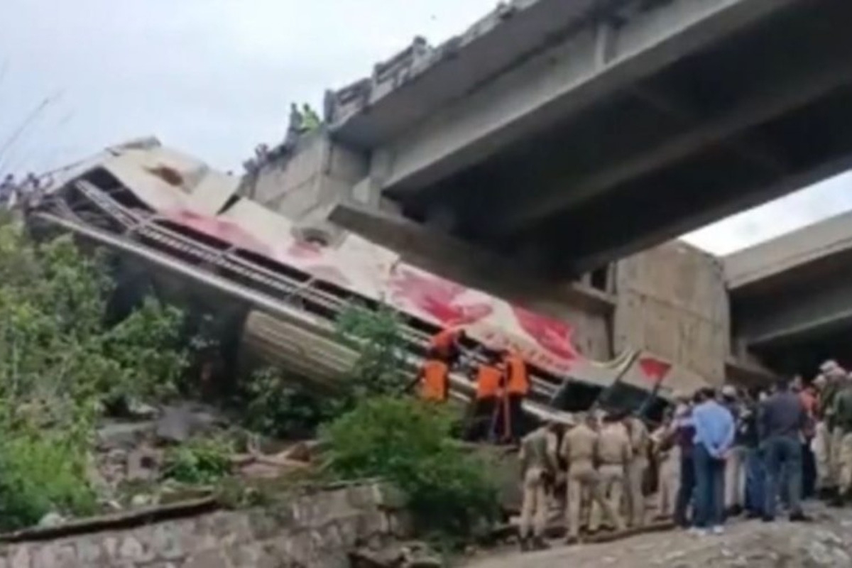Θρίλερ στην Ινδία: Υπερφορτωμένο λεωφορείο έπεσε σε φαράγγι ‑ Τουλάχιστον 10 νεκροί και δεκάδες τραυματίες