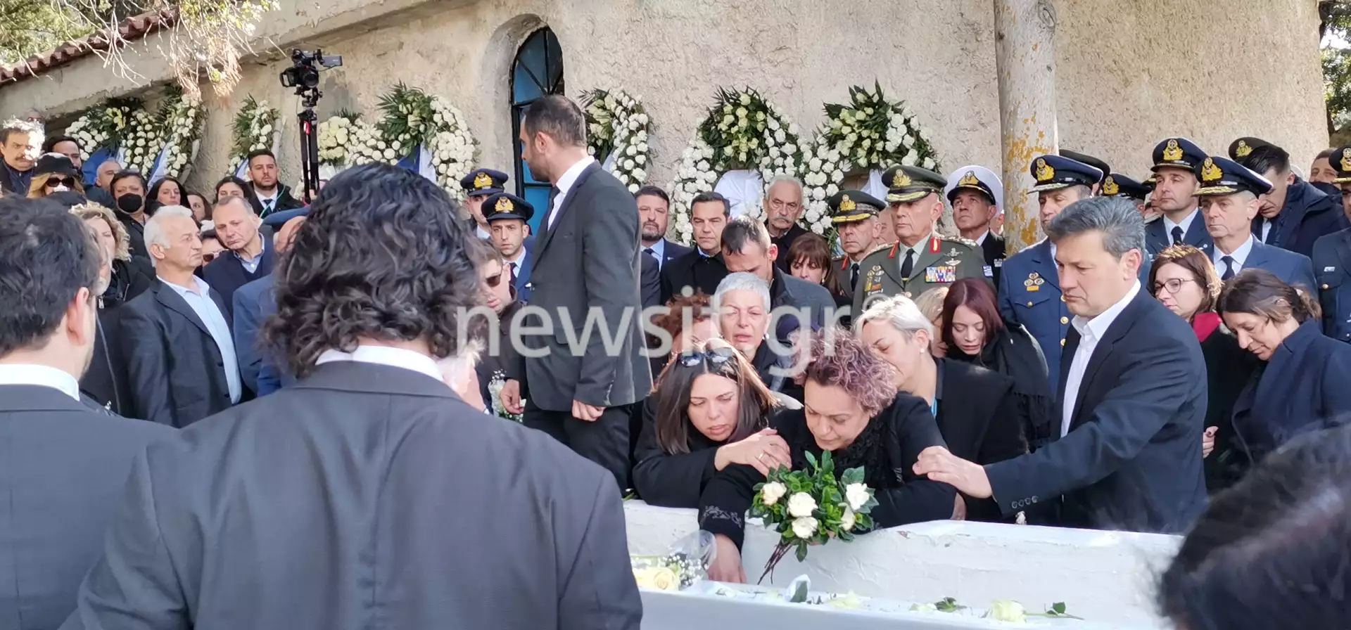 Οι σπαρακτικές εικόνες των γονιών του υποσμηναγού Τουρούτσικα στην κηδεία 6