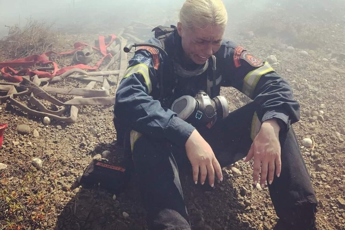 Πυροσβέστης ξεκουράζεται μέσα στους καπνούς από τις φωτιές – Συγκλονιστική φωτογραφία