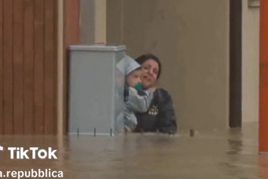 Italia: Il drammatico salvataggio di una donna e di un bambino intrappolati in un’alluvione
