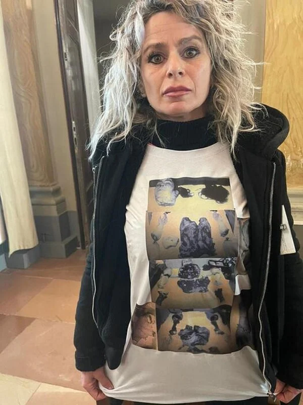 Μητέρα εμφανίστηκε στο δικαστήριο φορώντας μπλούζα με το διαμελισμένο πτώμα της κόρης της 4