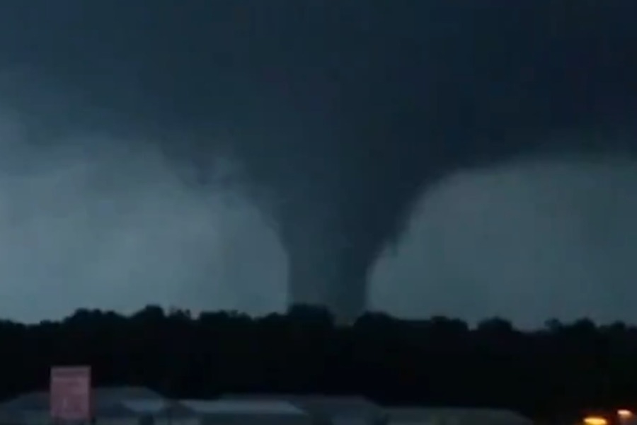 ΗΠΑ: Κυνηγοί ανεμοστρόβιλων κατέγραψαν στέγες σπιτιών να σηκώνονται