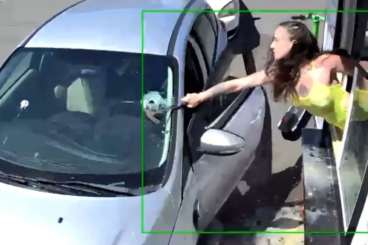 Πελάτης πέταξε καφέ σε εργαζόμενη επειδή του φάνηκε ακριβός και εκείνη του έσπασε το παρμπρίζ με σφυρί