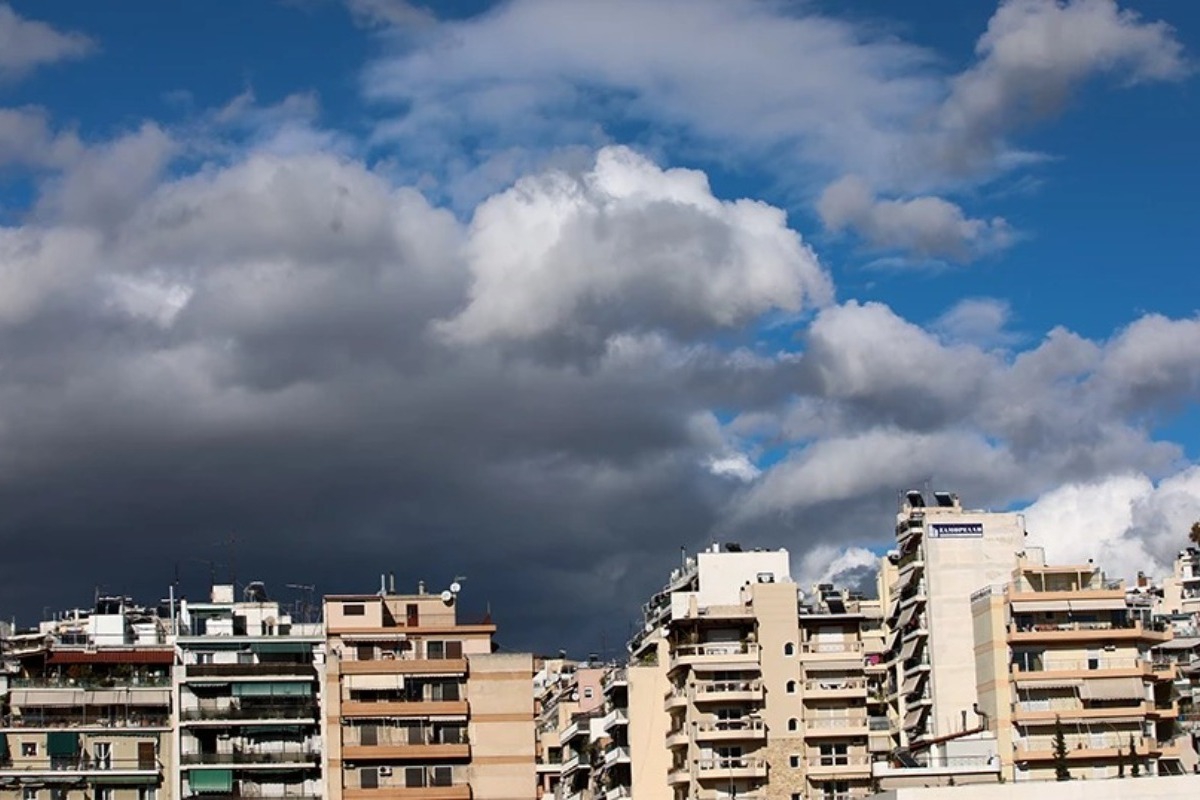 Καιρός: Συννεφιασμένο Σάββατο με μικρή πτώση της θερμοκρασίας