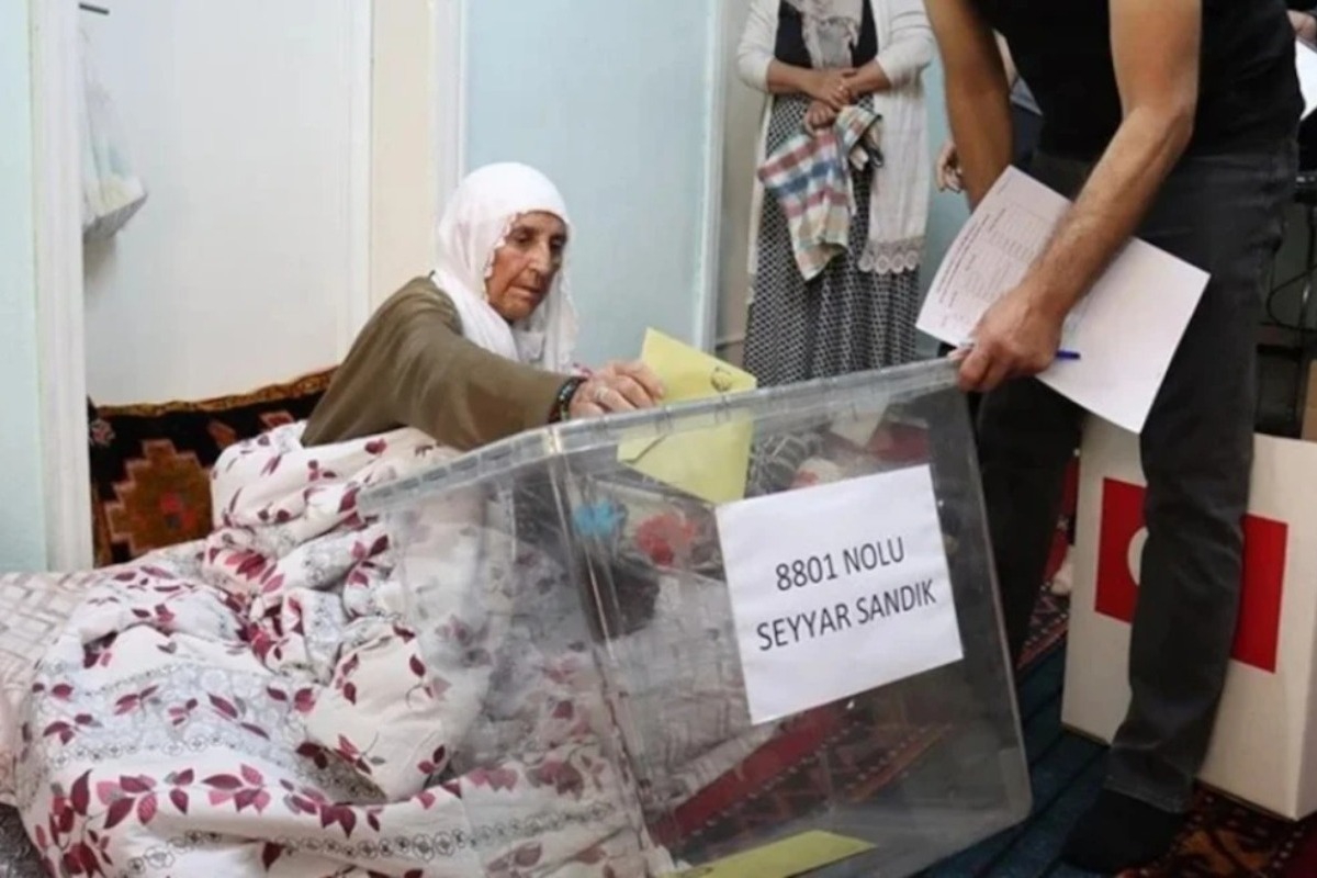 Εκλογές στην Τουρκία: Μεταφέρουν τις κάλπες μέχρι και στα σπίτια ασθενών για να ψηφίσουν - Τούρκοι ψηφίζουν με φορεία, νυφικά και συνοδεία… αρνιών