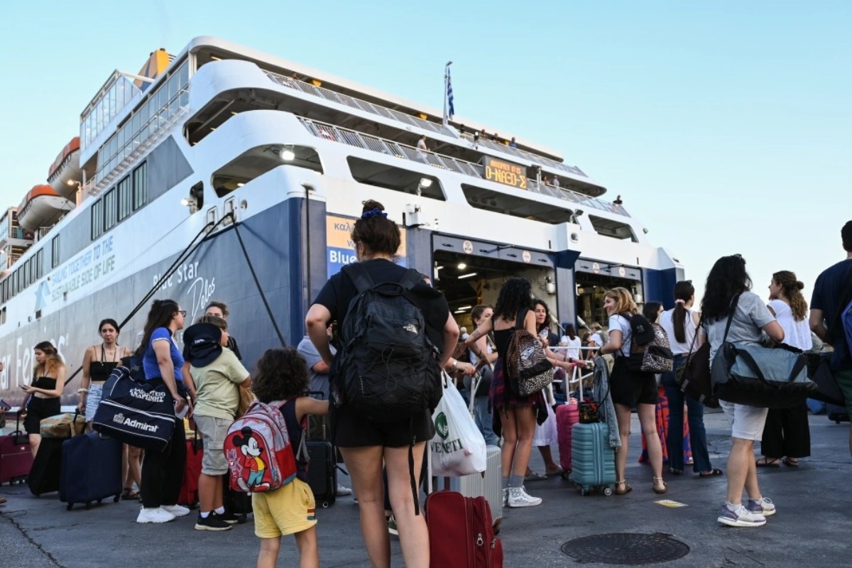 Λιμάνια: Συνεχίζεται η... απόβαση των Αθηναίων στα νησιά ‑ Γεμάτα φεύγουν τα πλοία